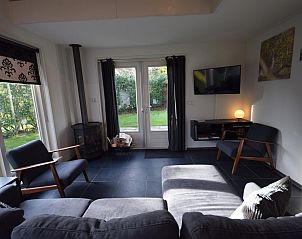 Comfortabele zithoek in VZ1174 Vakantiehuis in Oostkapelle, Walcheren, met tuinzicht.