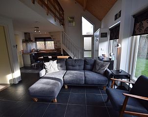 Gezellige leefruimte in VZ1174 Vakantiehuis in Oostkapelle met eethoek en keuken.