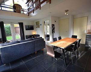 Eethoek met uitzicht op de tuin in VZ1174 Vakantiehuis in Oostkapelle, Walcheren.