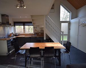 Moderne keuken in VZ1174 Vakantiehuis in Oostkapelle, Walcheren, met veel lichtinval.