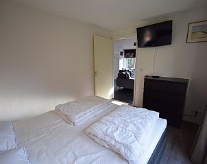 Ruime slaapkamer in VZ1174 Vakantiehuis in Oostkapelle, Walcheren, met tv.