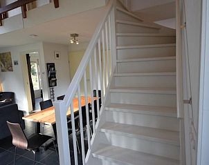 Trap naar de bovenverdieping in VZ1174 Vakantiehuis in Oostkapelle, Walcheren.