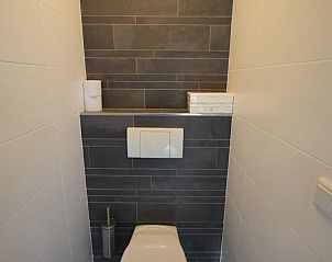 Stijlvolle badkamer in VZ1174 Vakantiehuis in Oostkapelle, Walcheren, met moderne tegels.