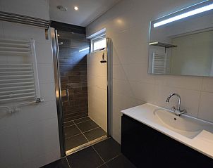 Inloopdouche in VZ1174 Vakantiehuis in Oostkapelle, Walcheren, met moderne uitstraling.
