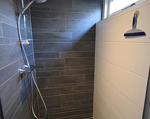 Badkamer met ligbad in VZ1174 Vakantiehuis in Oostkapelle, Walcheren, Zeeland.