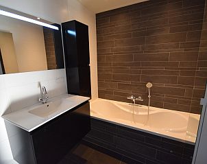 Bovenverdieping met houten plafond in VZ1174 Vakantiehuis in Oostkapelle, Walcheren.