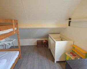 Gezellige kinderkamer in VZ1174 Vakantiehuis in Oostkapelle met stapelbed.