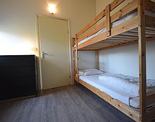 Hoofdslaapkamer in VZ1174 Vakantiehuis in Oostkapelle, Walcheren, met schuine dak.