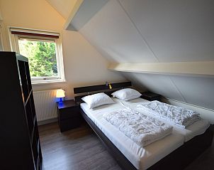 Ruime slaapkamer in VZ1174 Vakantiehuis in Oostkapelle, Walcheren, met veel licht.