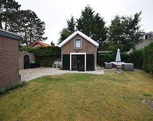 Gerumiger Garten im Ferienhaus VZ1158 in Oostkapelle, Walcheren, mit Terrasse und grner Umgebung.