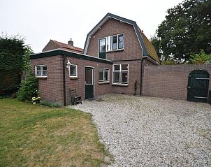 Rckseite des Ferienhauses VZ1158 in Oostkapelle, Walcheren, mit Zugang zu Garten und Terrasse.
