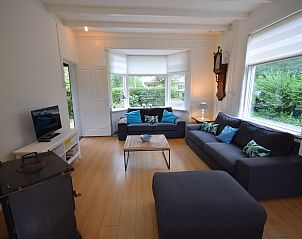 Helle Sitzecke im Ferienhaus VZ1158 in Oostkapelle, Walcheren, mit Blick auf den Garten.