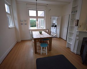 Esszimmer des Ferienhauses VZ1158 in Oostkapelle, Walcheren, mit viel Tageslicht.