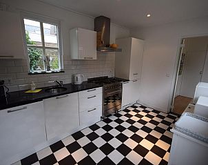 Moderne Kche im Ferienhaus VZ1158 in Oostkapelle, Walcheren, mit schwarz-wei kariertem Boden.