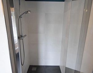 Moderne Dusche im Ferienhaus VZ1158 in Oostkapelle, Walcheren, mit Glastr.