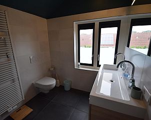 Badezimmer mit Toilette und Waschbecken im Ferienhaus VZ1158 in Oostkapelle, Walcheren.