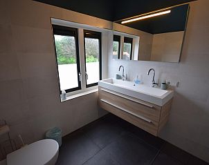 Stilvolles Badezimmer im Ferienhaus VZ1158 in Oostkapelle, Walcheren, mit Doppelwaschbecken.