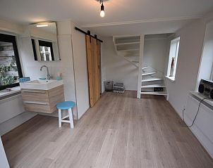 Gerumiges Zimmer mit Waschbecken im Ferienhaus VZ1158 in Oostkapelle, Walcheren, mit Holzboden.