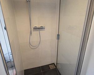 Moderne Dusche im Anbau des Ferienhauses VZ1158 in Oostkapelle, Walcheren.