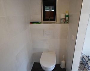 Kompakte Toilette im Nebengebude des Ferienhauses VZ1158 in Oostkapelle, Walcheren.
