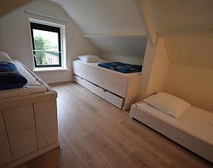 Schlafzimmer mit drei Betten im Ferienhaus VZ1158 in Oostkapelle, Walcheren, mit viel Licht.