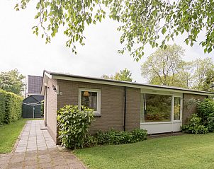 Zijaanzicht van VZ1182 Vakantiebungalow in Oostkapelle, Walcheren, met betegeld pad.