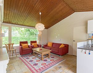 Gezellige woonkamer van VZ1182 Vakantiebungalow in Oostkapelle, Walcheren, met houten plafond.