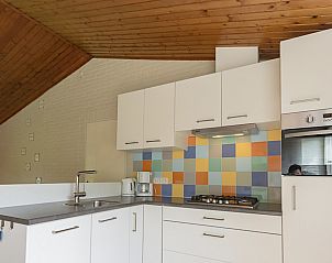 Moderne keuken in VZ1182 Vakantiebungalow in Oostkapelle, Walcheren, met kleurrijke tegels.
