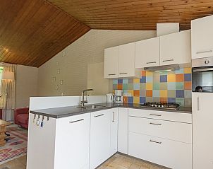 Keuken en woonruimte van VZ1182 Vakantiebungalow in Oostkapelle, Walcheren, met houten details.