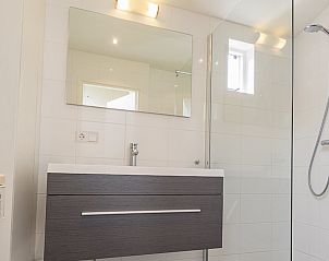 Stijlvolle badkamer in VZ1182 Vakantiebungalow in Oostkapelle, Walcheren, met douche en wastafel.