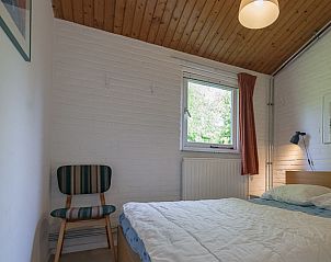 Knusse slaapkamer in VZ1182 Vakantiebungalow in Oostkapelle, Walcheren, met houten accenten.