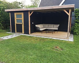 Overdekte veranda bij VZ1182 Vakantiebungalow in Oostkapelle, Walcheren, met loungeset.