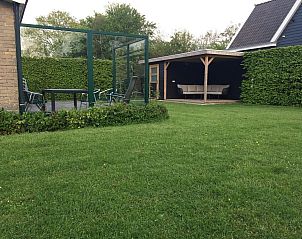 Tuin met terras en veranda bij VZ1182 Vakantiebungalow in Oostkapelle, Walcheren.