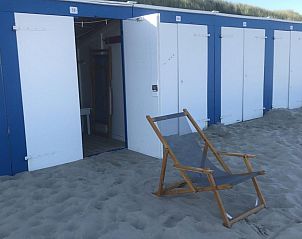 Strandcabine bij VZ1182 Vakantiebungalow in Oostkapelle, Walcheren, met ligstoel op het zand.