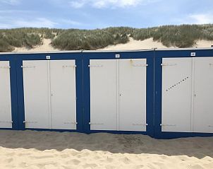 Strandcabines bij VZ1182 Vakantiebungalow in Oostkapelle, Walcheren, onder blauwe lucht.