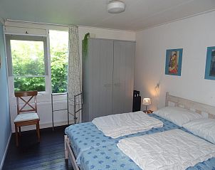 Comfortabele slaapkamer in VZ1184 Vakantiebungalow, Oostkapelle, Walcheren, met veel natuurlijk licht.