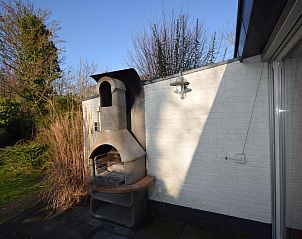 Buitenkeuken en barbecue bij VZ2310 Vakantiebungalow in Oostkapelle, Zeeland.