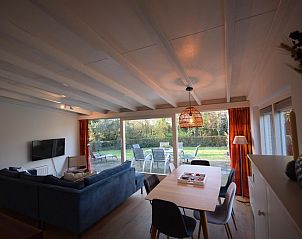 Lichte eetkamer in VZ2310 Vakantiebungalow, Oostkapelle, Walcheren.