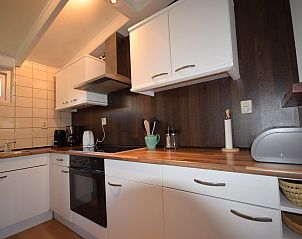 Moderne keuken in VZ2310 Vakantiebungalow in Oostkapelle, Walcheren, Zeeland.