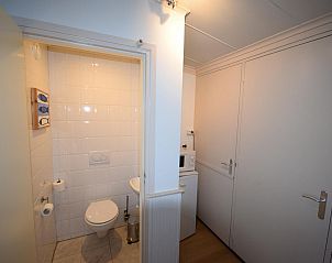 Compacte toiletruimte in VZ2310 Vakantiebungalow in Oostkapelle, Walcheren.