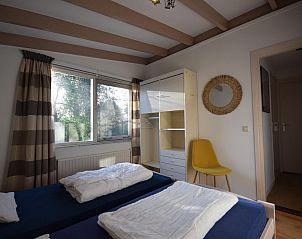 Comfortabele slaapkamer met uitzicht in VZ2310 Vakantiebungalow, Oostkapelle.