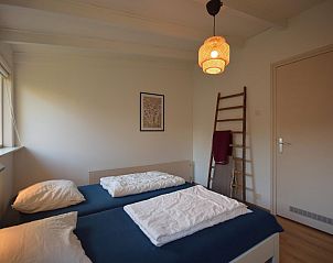 Slaapkamer met rustieke details in VZ2310 Vakantiebungalow, Oostkapelle, Walcheren.