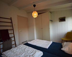 Slaapkamer met houten details in VZ2310 Vakantiebungalow, Oostkapelle, Walcheren.