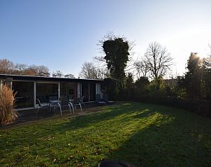 Ruime tuin van VZ2310 Vakantiebungalow in Oostkapelle, Walcheren, Zeeland.