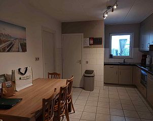 Gezellige keuken in ZE319 vakantiehuis Oostkapelle Walcheren met eethoek