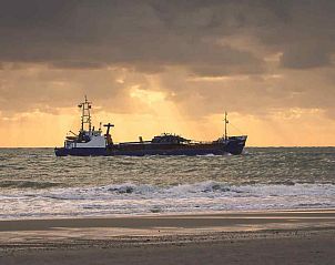 Schip op zee bij zonsondergang nabij ZE319 vakantiehuis Oostkapelle Walcheren