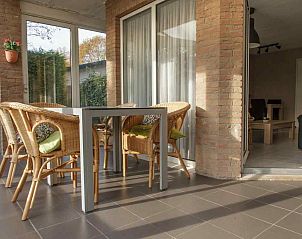 Veranda met zitje in ZE319 vakantiehuis Oostkapelle Walcheren voor ontspannen momenten