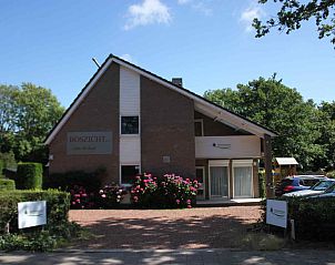 Buitenaanzicht van ZE319 vakantiehuis in Oostkapelle Walcheren met bloementuin