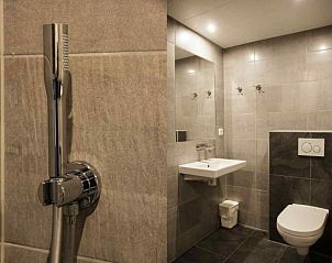 Stijlvolle badkamer in ZE319 vakantiehuis Oostkapelle Walcheren met moderne afwerking