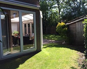 Tuin met terras bij ZE319 vakantiehuis in Oostkapelle Walcheren voor buitenplezier